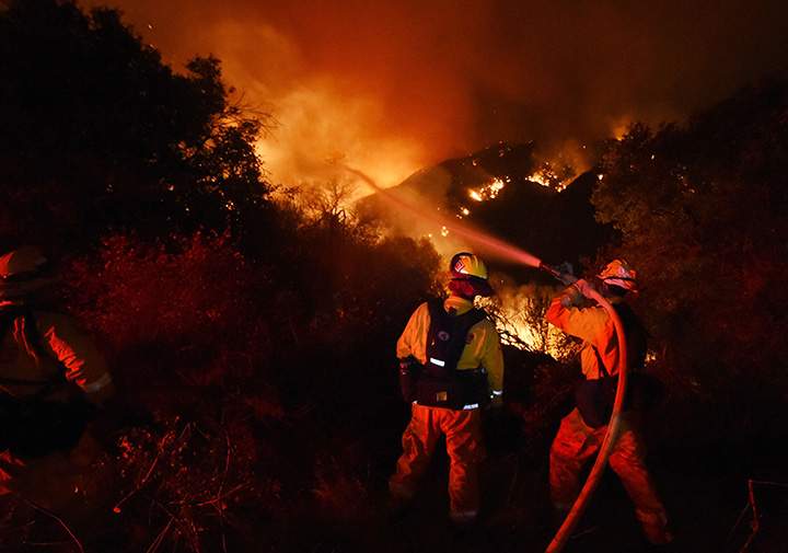 Firefighters battle the Sand Fire as it moves towards Fair Oaks Canyon housing estate in Santa Clarita, California on July 24, 2016.