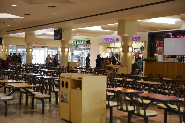 An RCMP officer is seen in the food court of the Prairie Mall in Grande Prairie, Alta. on Sept. 15, 2016. CREDIT: William Vavrek Photography