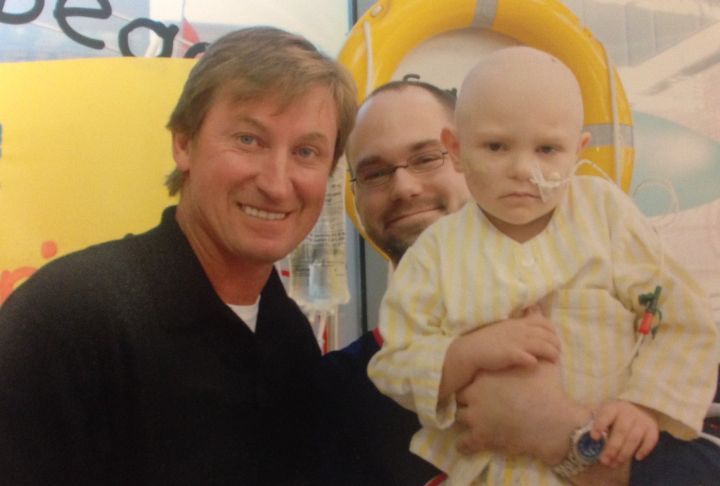 Wayne Gretzky poses for a photo with Ainsley Bender-Yantha (far right) at the Stollery Children’s Hospital in 2007.