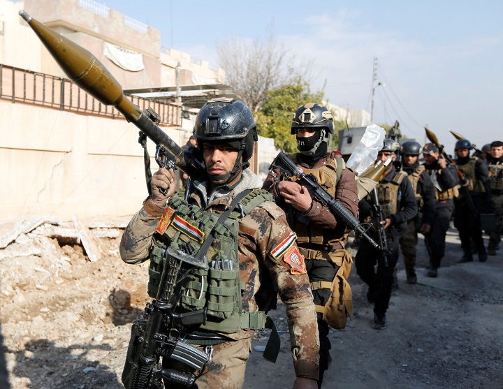 Iraqi Special Operations Forces (ISOF) carry weapons during clashes with Islamic State militants in frontline near university of Mosul, Iraq, January 13, 2017. REUTERS/Ahmed Saad.