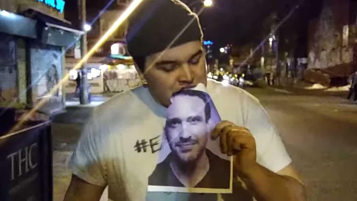 Noah Maloney has vowed to post videos of himself eating a photo of Jason Segel until the actor responds by eating a picture of him. 
