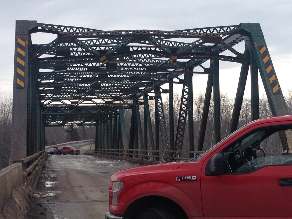 Lincoln bridge closed