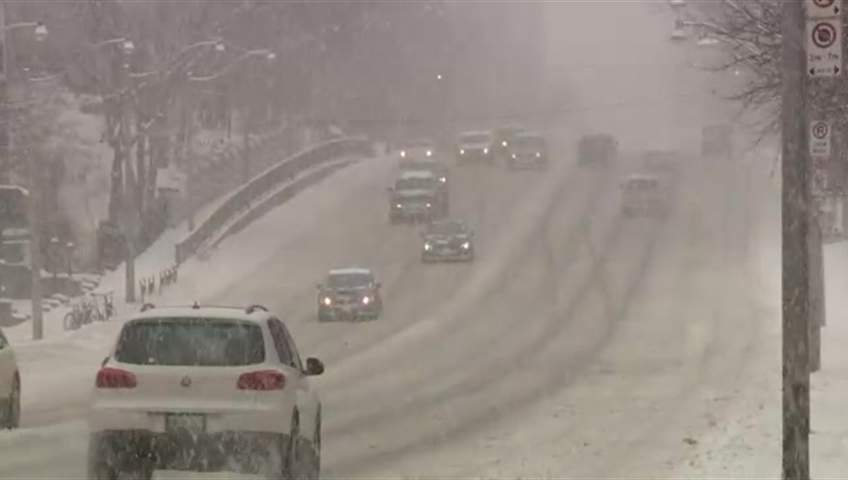 Global News chief meteorologist Anthony Farnell says cooler temperatures moving in the region north of the Greater Toronto Area can produce lake effect snow in York Region and Barrie. .