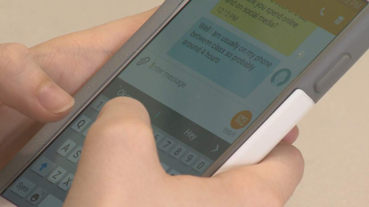 Experts say too much time online can be harmful to your relationships - image