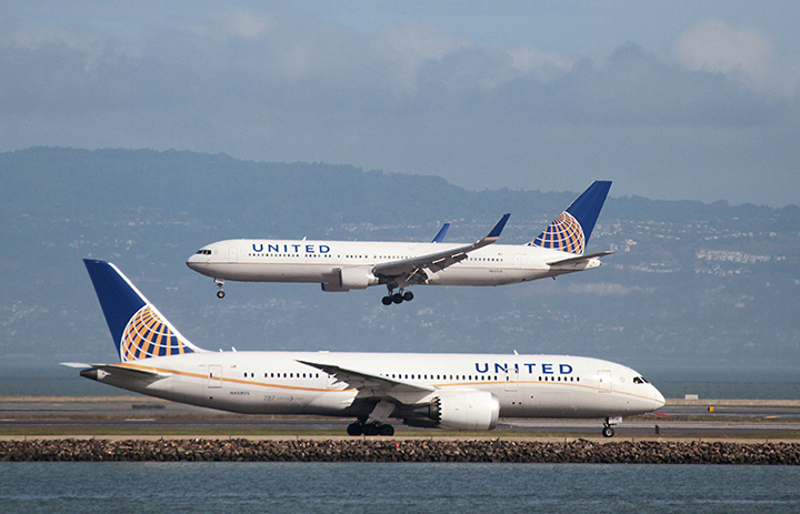 A United Airlines Boeing 787 taxis as a United Airlines Boeing 767 lands at San Francisco International Airport in this February 7, 2015 file photo.
