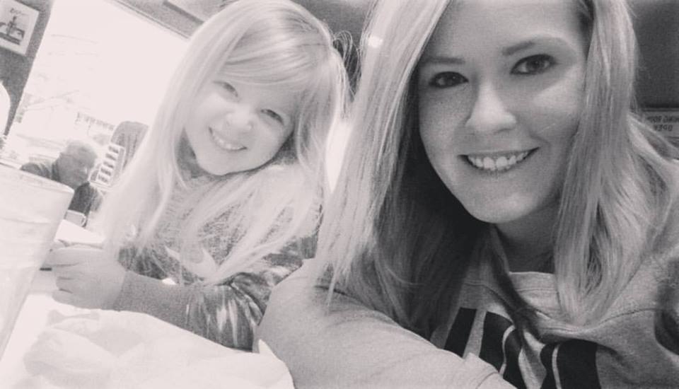 Mom’s bikini selfie with daughter goes viral for all the right reasons - image