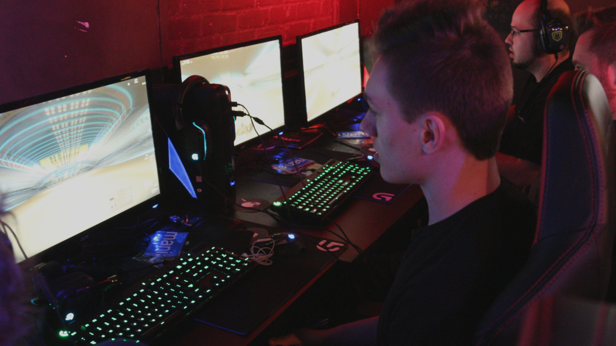 Three-time TrackMania 2 Stadium world champion Carl-Antoni Cloutier (CarlJr) races at Meltdown Montreal.