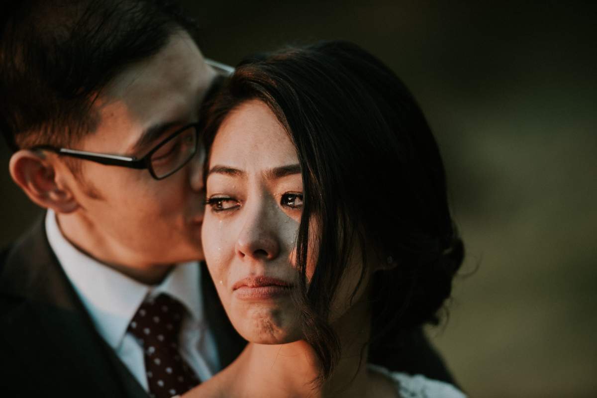 wedding photo crying viral