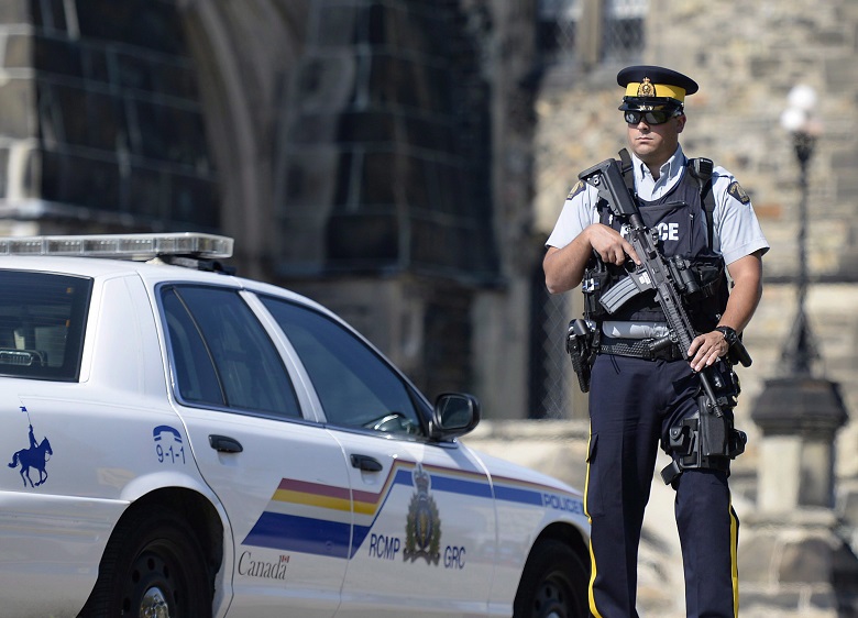 An armed RCMP officer on Parliament Hill on Aug. 11, 2016 after ISIS supporter Aaron Driver was shot dead by police in Strathroy, Ontario, during an attempted suicide bombing. THE CANADIAN PRESS/Justin Tang.