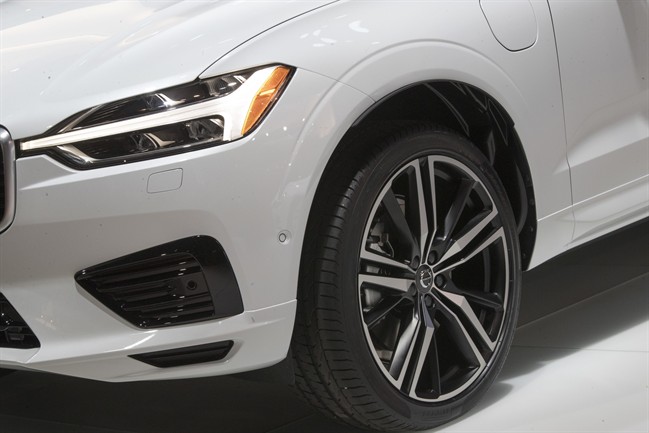 A man and woman from Winnipeg are facing charges after police say they found drugs and cash after pulling a vehicle over for driving without headlights on.