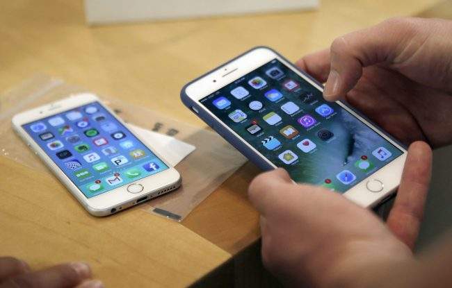 Apple is intensifying its legal battle with Qualcomm over the technology in iPhones and iPads as Apple seeks to void some of the chip maker's patent claims and licensing agreements, Sept. 16, 2016. 
