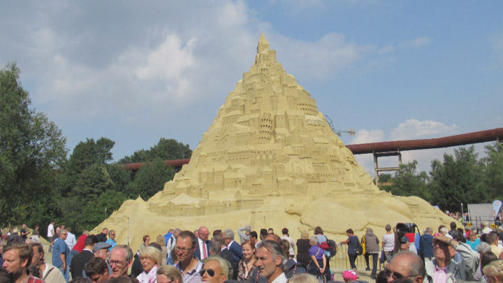 A Saskatoon woman was part of a 15-member team that recently constructed the tallest sandcastle ever made.