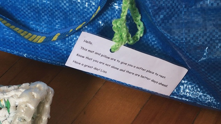 The note Lisa Wadup attaches to every bag she fills with a mat and pillow. Sunday, Sept. 17, 2017.