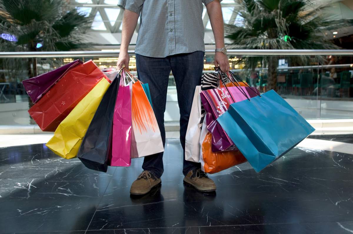 Quebec residents are expected to pay an average of $540 to entertain this holiday season, which is the most out of any province, new survey says.