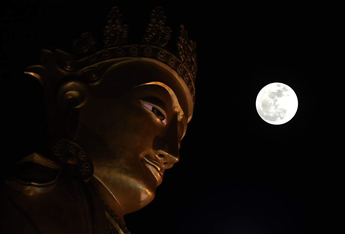 IN PHOTOS: Massive ‘cold moon’ celebrated by skygazers around the globe - image