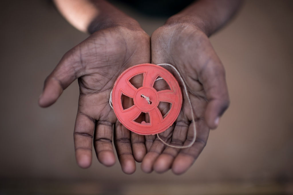 Razor blades, strings and plastic bottles; the toys of Rohingya refugee children - image