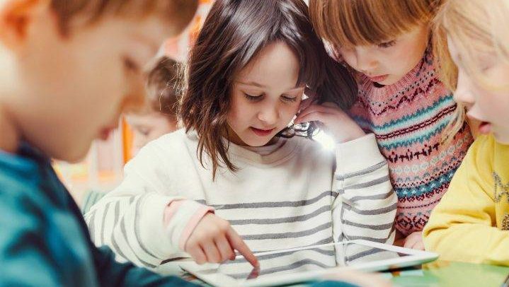 Anglophone Quebecers believe taking away English-language school boards will threaten minority language rights, according to a new survey.