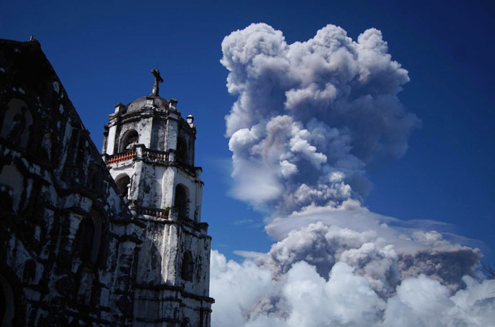 A huge column of ash shoots up to the sky during the eruption of Mayon volcano Monday, Jan. 22, 2018 as seen from Daraga township, Albay province, Philippines.
