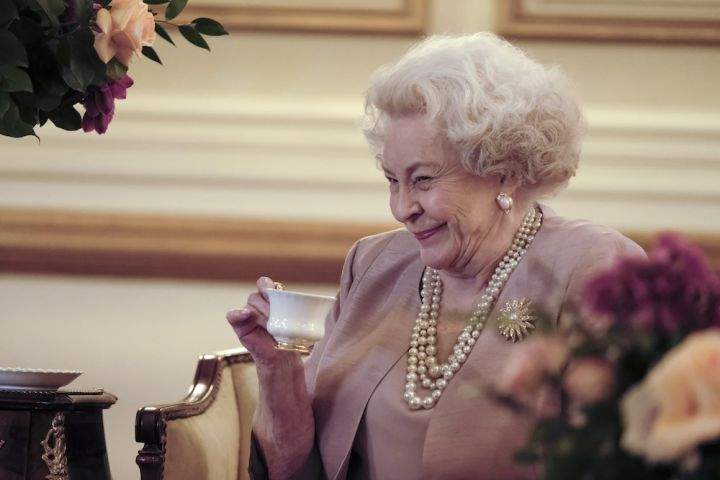 Maggie Sullivun as Queen Elizabeth II.