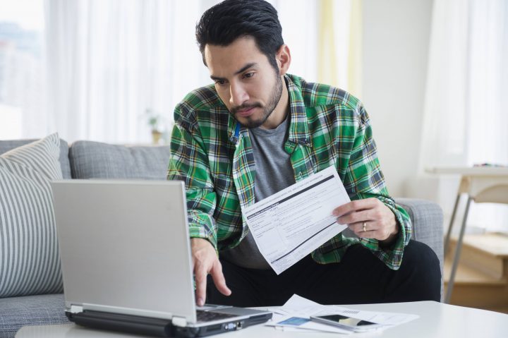 The ratio of Canadian household debt relative to income edged down slightly in the fourth quarter of 2017.