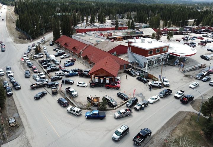A Bragg Creek, Alta. gas station had vehicles line up to buy gas at rock-bottom prices on April 30, 2018.