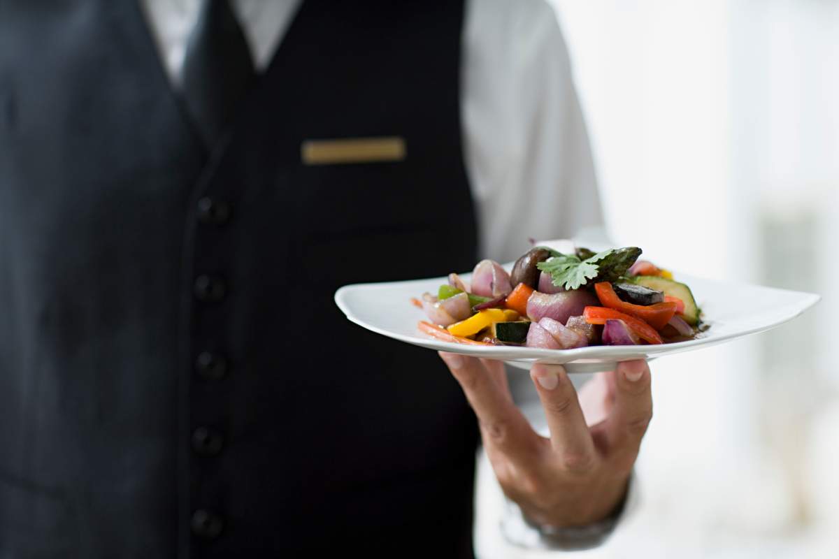 Quebec restaurant owners are calling on the province to include a tip-sharing mechanism in the province's labour code.