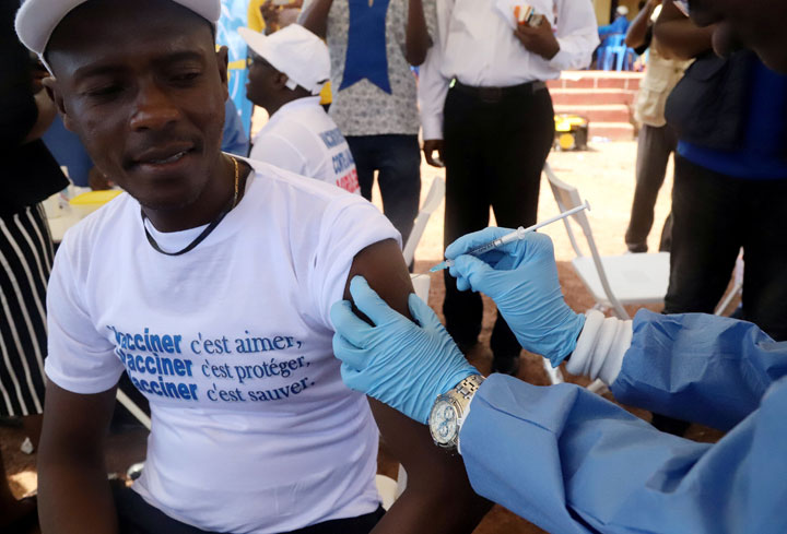 A World Health Organization (WHO) worker administers a vaccination during the launch of a campaign aimed at beating an outbreak of Ebola in the port city of Mbandaka, Democratic Republic of Congo May 21, 2018.