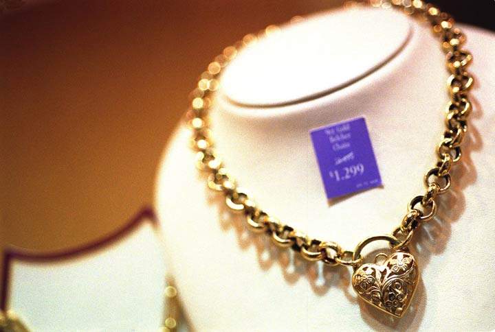 Police are warning Ottawa residents of scam operation at or near gas stations in the city where a man or woman offers to trade a fake gold jewellery piece for gas money.