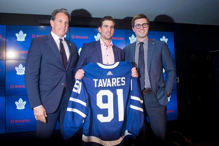 John Tavares, centre, poses with Toronto Maple Leafs General Manager Kyle Dubas, right, and President Brendan Shanahan following a news conference in Toronto after Tavares signed with the Toronto Maple Leafs on Sunday, July 1, 2018.