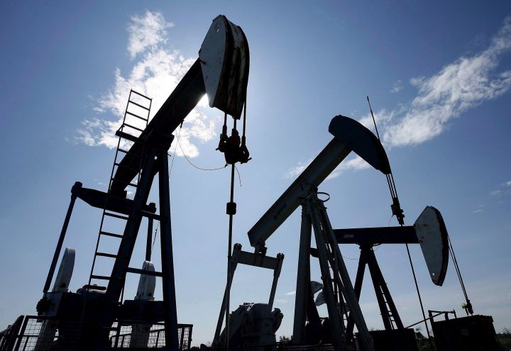Pumpjacks pump crude oil near Halkirk, Alta., June 20, 2007. A pair of Calgary oil companies are cutting their dividends and reducing production because of current steep discounts on western Canadian oil prices. 