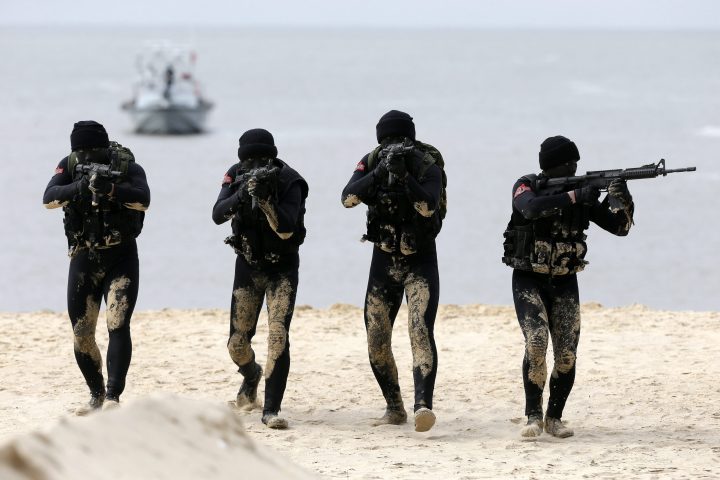 Taiwan Army ‘frogmen’ Marine maneuver during a military drill in Kinmen county, Taiwan’s offshore island, 26 January 2016.