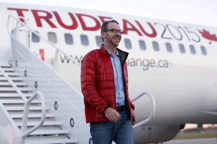 Gerald Butts, senior adviser to Liberal leader and Prime Minister-designate Justin Trudeau, walks off the campaign plane in Winnipeg, Oct. 17, 2015.