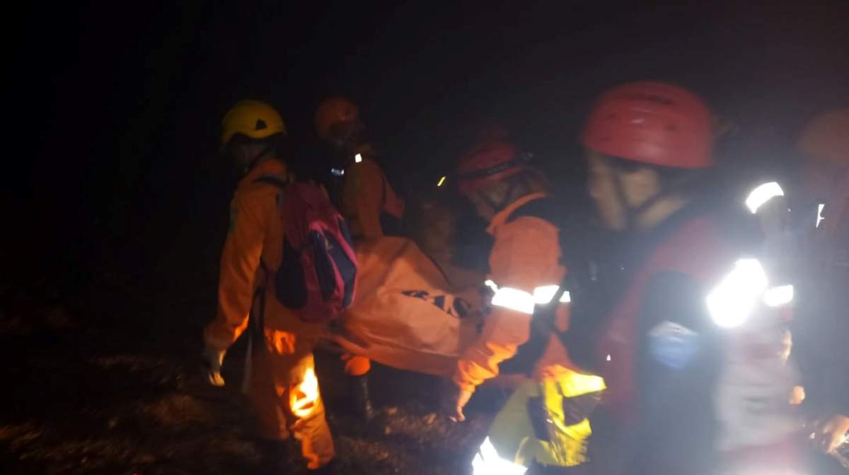 Rescue workers carry a body bag containing a victim following the collapse of an illegal gold mine at Bolaang Mongondow regency in North Sulawesi, Indonesia, Feb. 26, 2019


.