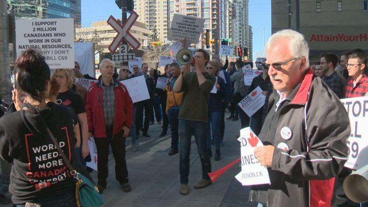 Calgarians rallied in support of pipelines on Friday.