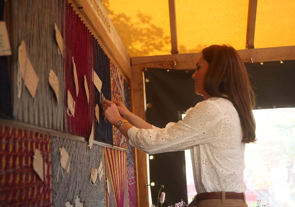Britain’s Catherine, Duchess of Cambridge, attaches her message to a board during her visit to the RHS Chelsea Flower Show at the Royal Hospital Chelsea, London Britian May 20, 2019. Yui Mok/Pool via REUTERS