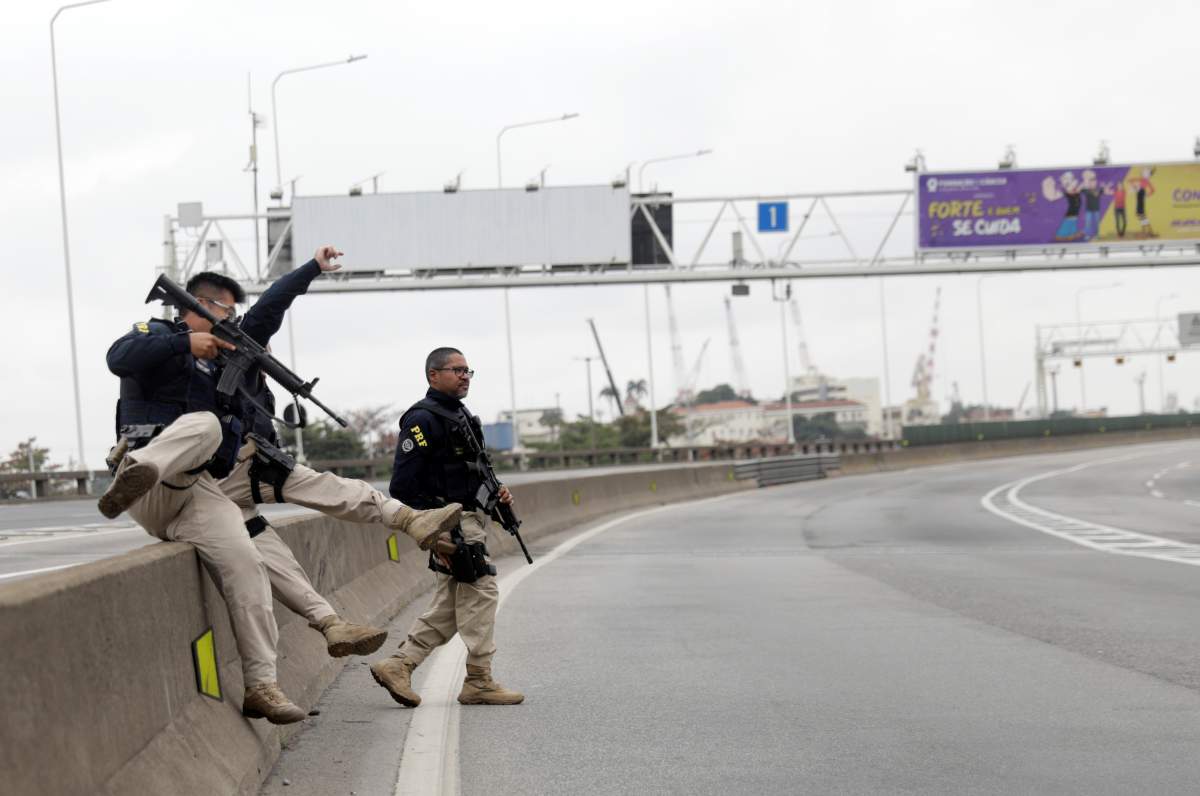 Federal police officers are seen at the Rio-Niteroi Bridge, where armed police surrounded a hijacked passenger bus in Rio de Janeiro, Brazil August 20, 2019, (Reuters)