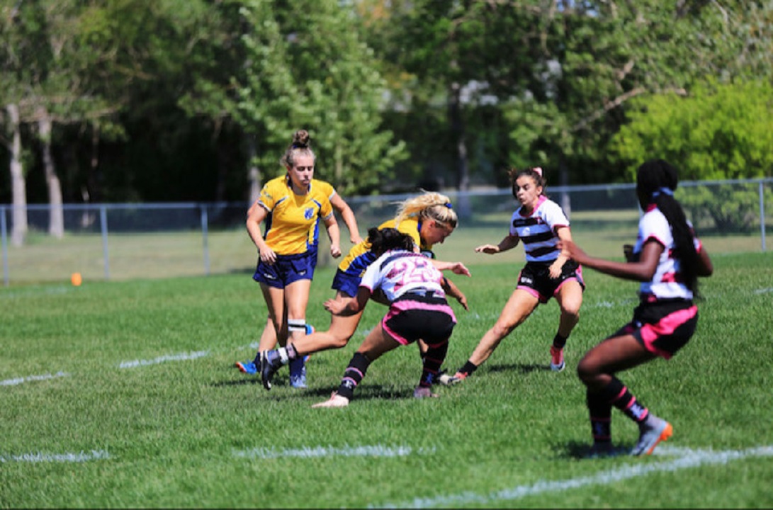 Bea Herrera playing rugby