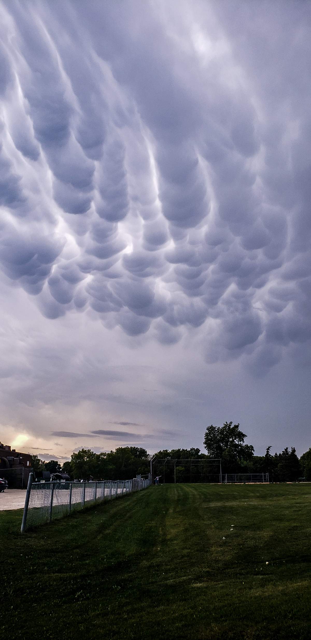In Pictures: Storms to the east, Mammatus clouds to the west - image