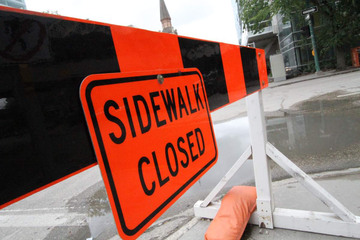 A construction sign.fd.