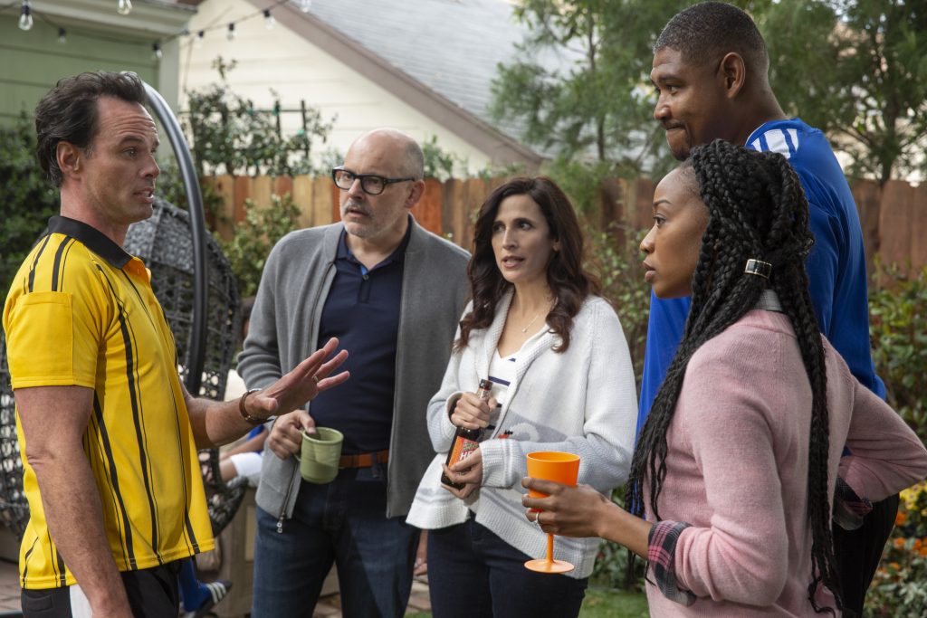 (L-R): Walton Goggins, Rob Corddry, Michaela Watkins, Omar Benson Miller and Maya Lynne Robinson on ‘The Unicorn.’ (Global TV)