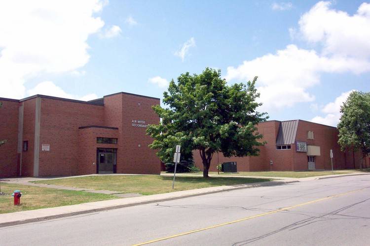 The region's public and Catholic school boards say they are working with Niagara Region Public Health to vaccinate staff during the upcoming April Break.