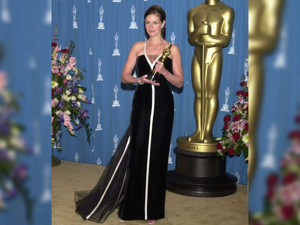 Julia Roberts holds up her award for her role in ‘Erin Brockovich’ at the 73rd Academy Awards.