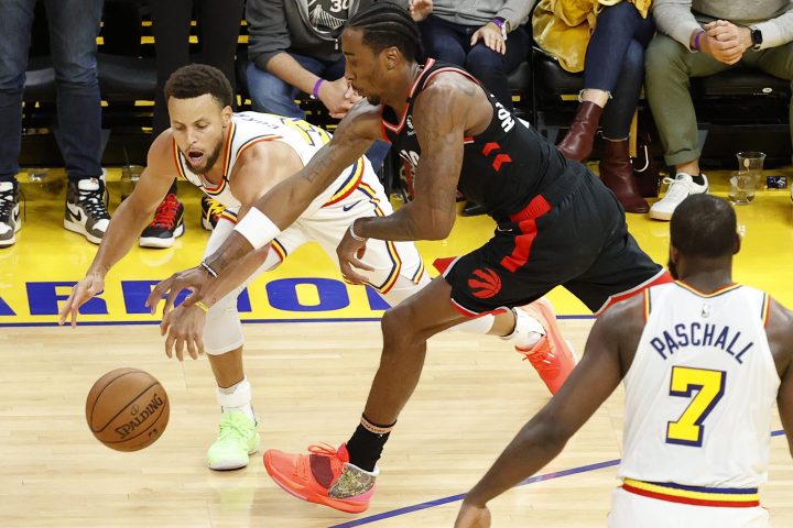 Golden State Warriors guard Stephen Curry (L) and Toronto Raptors forward Rondae Hollis-Jefferson (C) in action during the second half of their NBA game at Chase Center in San Francisco, California, USA, 05 March 2020.