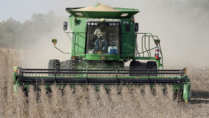 The federal government says its analysis of the impact the carbon tax is having on grain farmers is based on numbers given to the government by farmers themselves. 