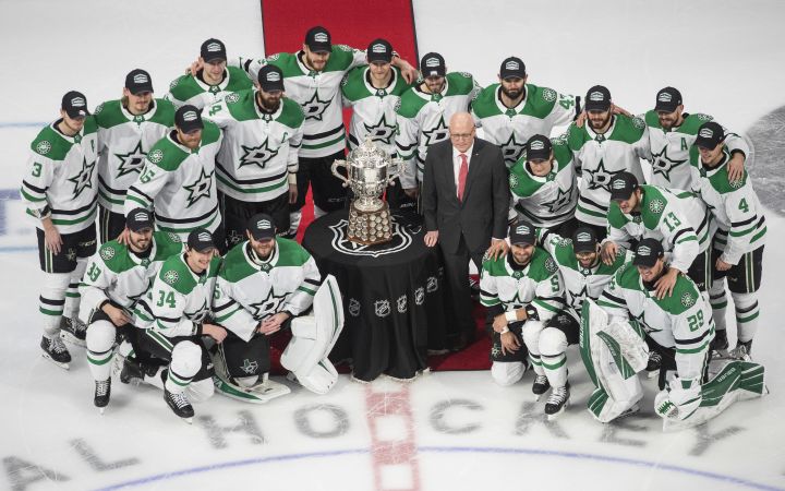 Members of the Dallas Stars pose with the Clarence Campbell Bowl, awarded to the NHL's Western Conference champions,  after beating the Vegas Golden Knights 3-2 in overtime NHL Western Conference final playoff action in Edmonton on Monday, September 14, 2020.