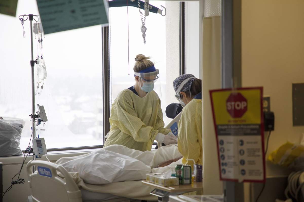 The number of health care professionals in Manitoba off sick or isolating because of COVID-19 has doubled in just a week, climbing to 915 by January 1, 2022.
Shared Health says as of January 1, 915 staff had tested positive, which is up from 423 the week previous.
