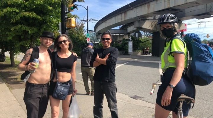 Courtenay Cullen snapped a photo of the Good Samaritans who guarded her bags as she chased after the person who stole her wallet.