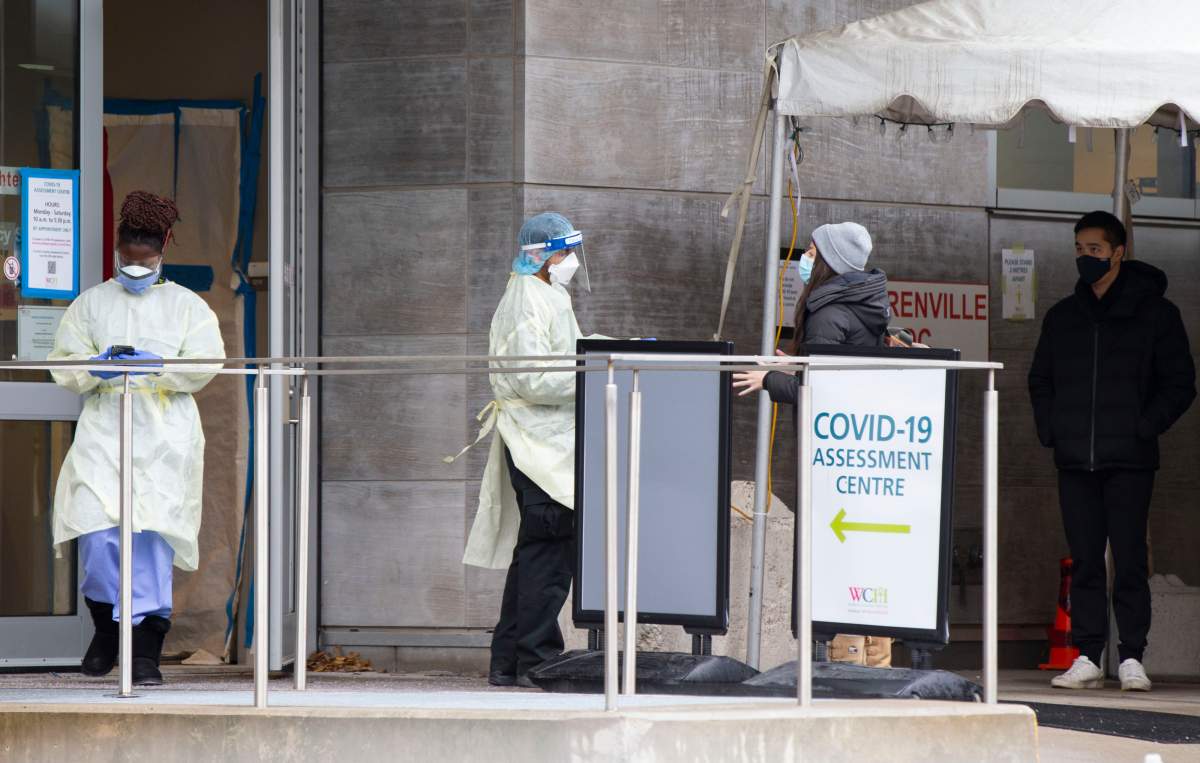 TORONTO, Dec. 24, 2021 A security officer wearing personal protective equipment talks with a woman at the entrance of a COVID-19 assessment center in Toronto, Ontario, Canada, on Dec. 24, 2021. Canada's cumulative COVID-19 cases surpassed 1,950,000 as of Friday afternoon, with the total hitting 1,957,058, including 30,139 deaths, according to CTV. (Credit Image: © Zou Zheng/Xinhua via ZUMA Press).