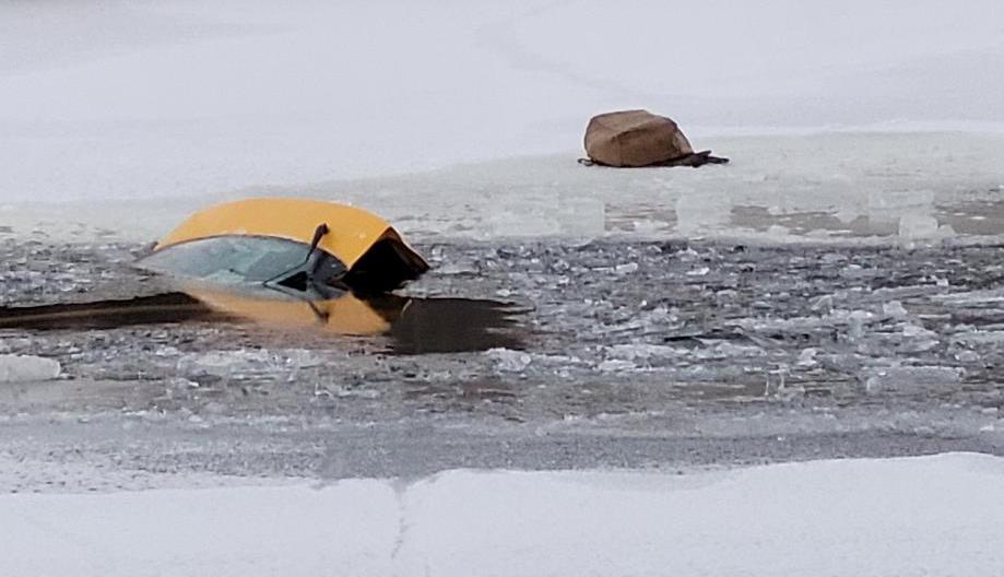 car stuck in Rideau River