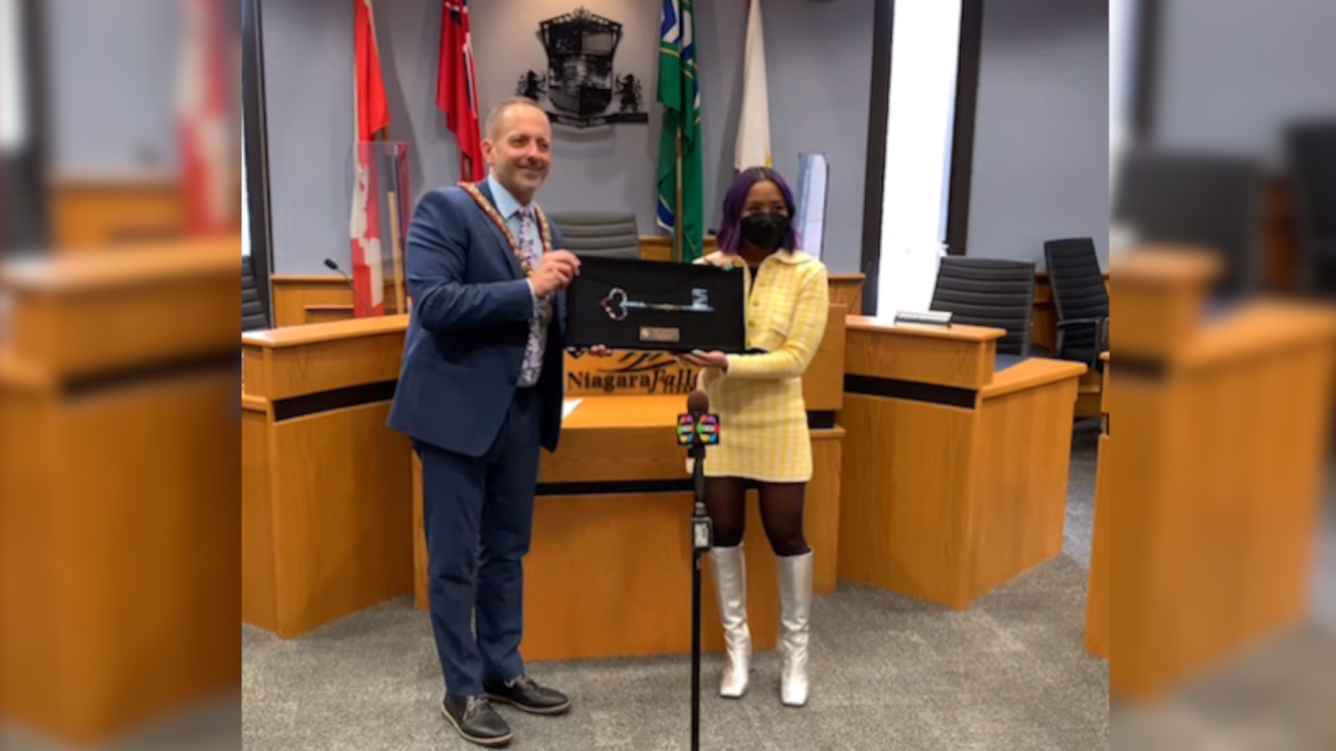 Erika Casupanan accepting the key to the city from Niagara Falls mayor Jim Diodati. The 35-year-old Casupanan was the first ever Canadian winner of the hit TV show Survivor.